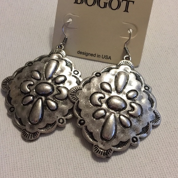 Silvertone metal earrings Southwest Style - Picture 1 of 4